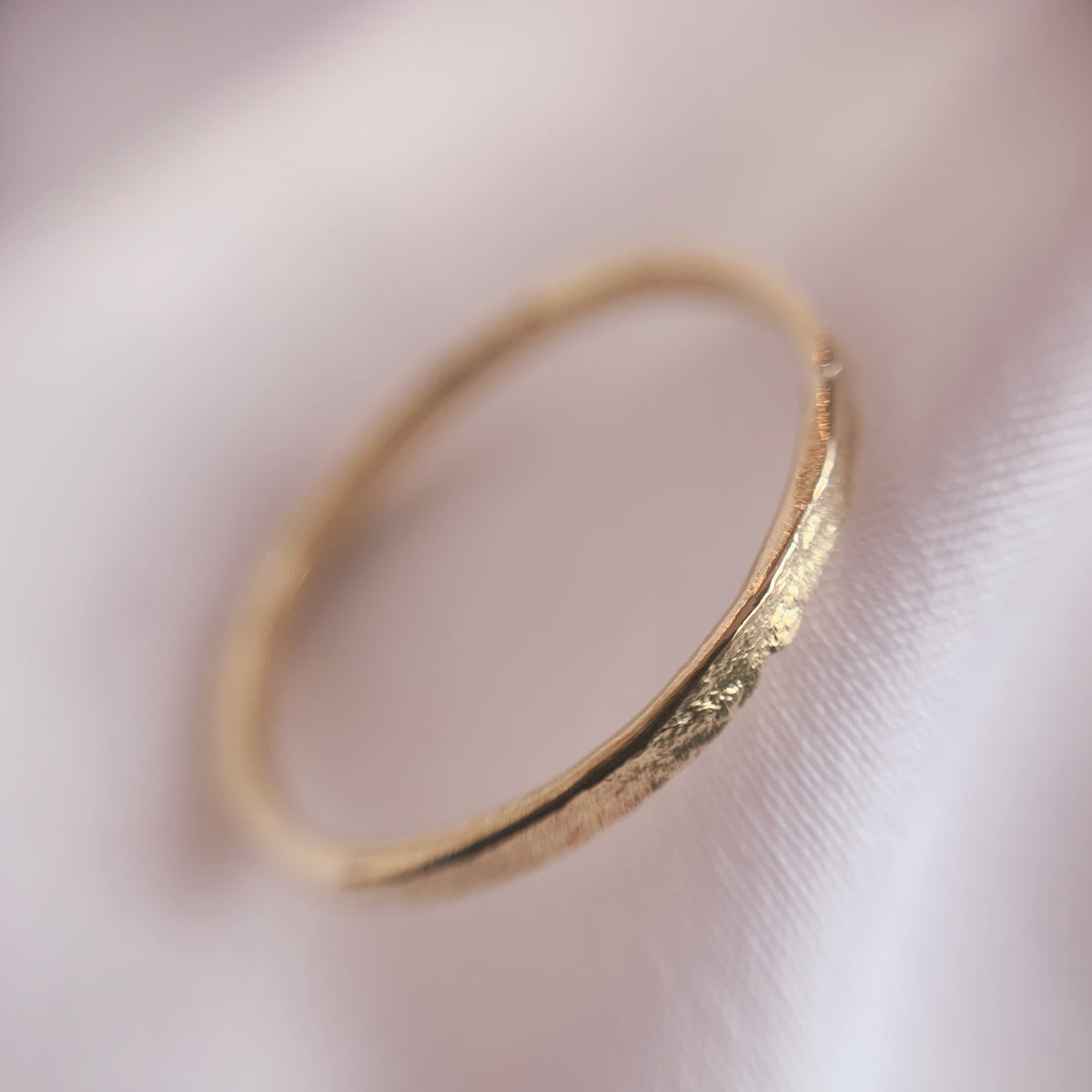 Slim 18ct yellow gold Rustic ring - Boutee