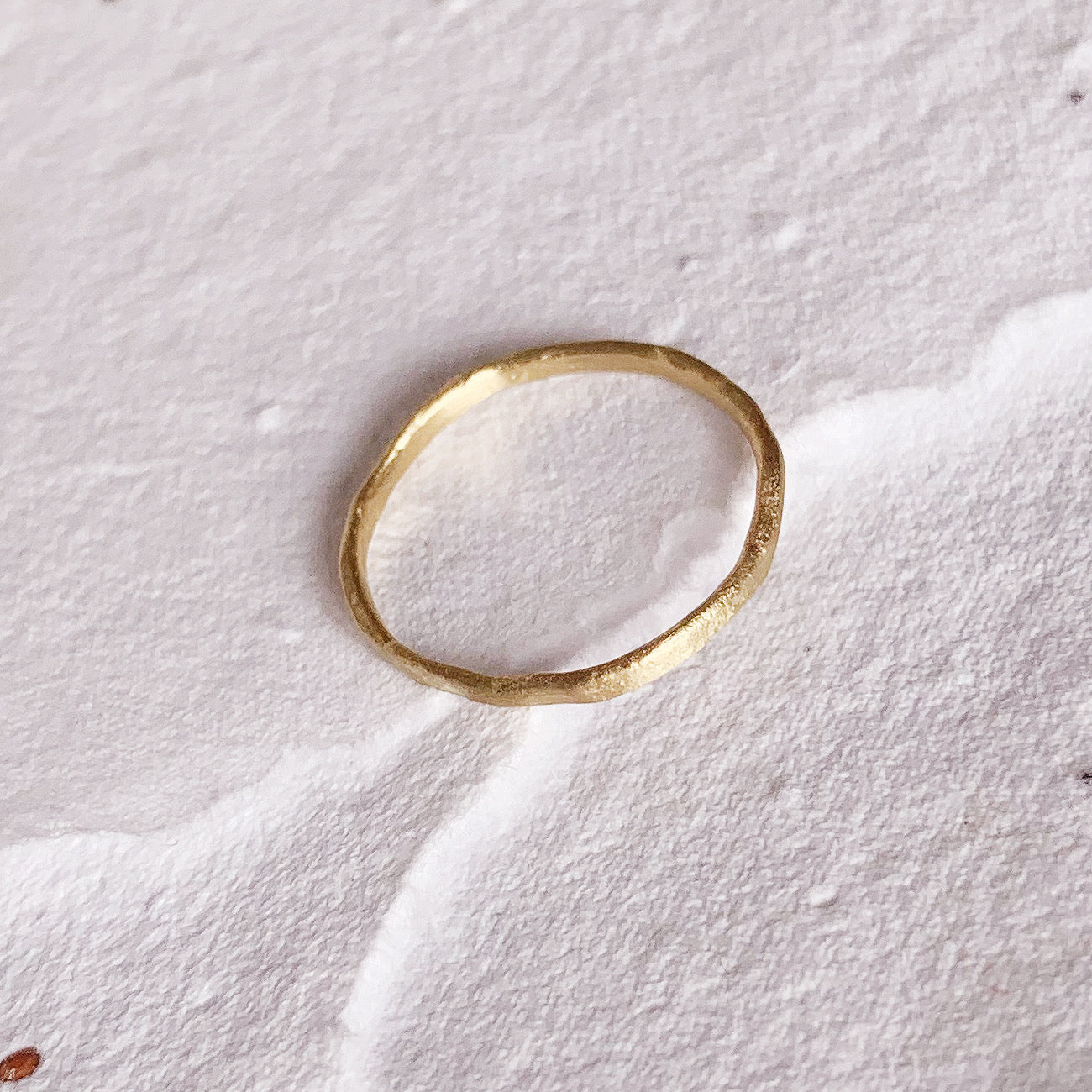 Slim 18ct yellow gold Rustic ring - Boutee