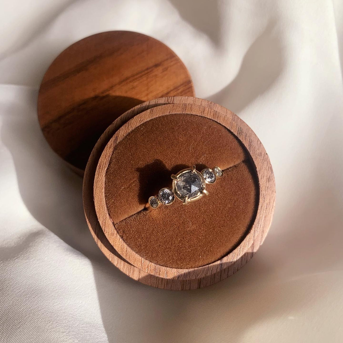 Commission: Engagement ring set with x5 Salt and Pepper rose cut diamonds - Boutee