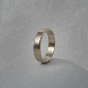 Oblique Bevel Edge Ring Band