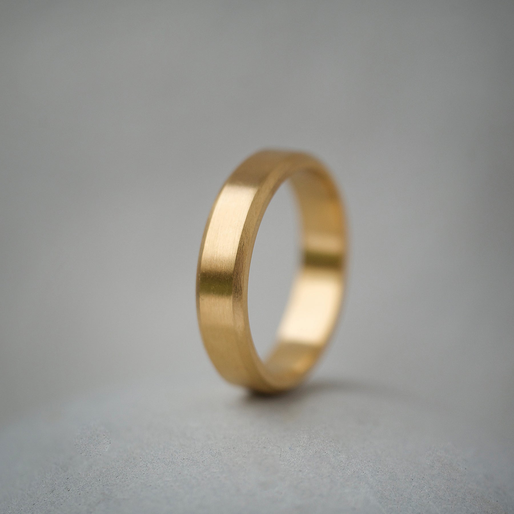 Oblique Bevel Edge Ring Band