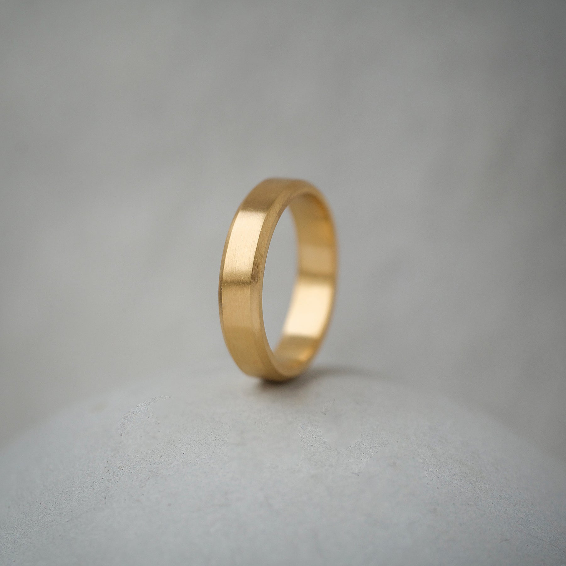 Oblique Bevel Edge Ring Band